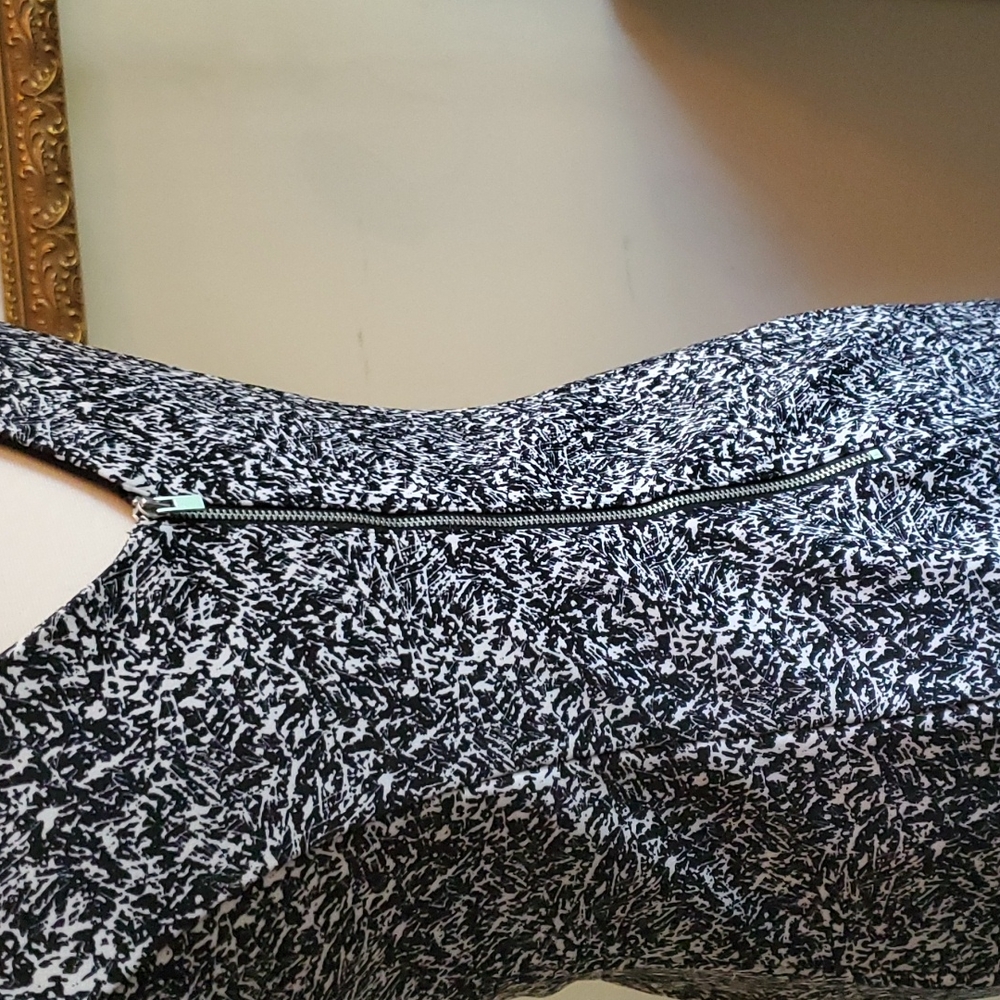 Express Knee Length Black White Zipper Dress - Picture 9 of 13